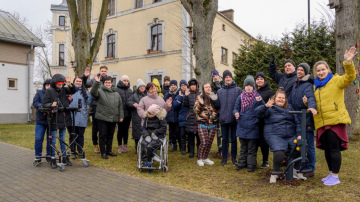 “Narvesen” franšīzes ņēmēja no Ventspils iegūto naudas balvu ziedo  atbalsta centram “Cimdiņš” āra trenažieru iegādei