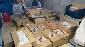 Garāžās Salaspilī uziet gandrīz pusmiljonu nelegālo cigarešu