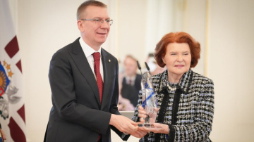 Vaira Vīķe-Freiberga saņem Latvijas Transatlantiskās organizācijas balvu par ieguldījumu Latvijas dalībai NATO