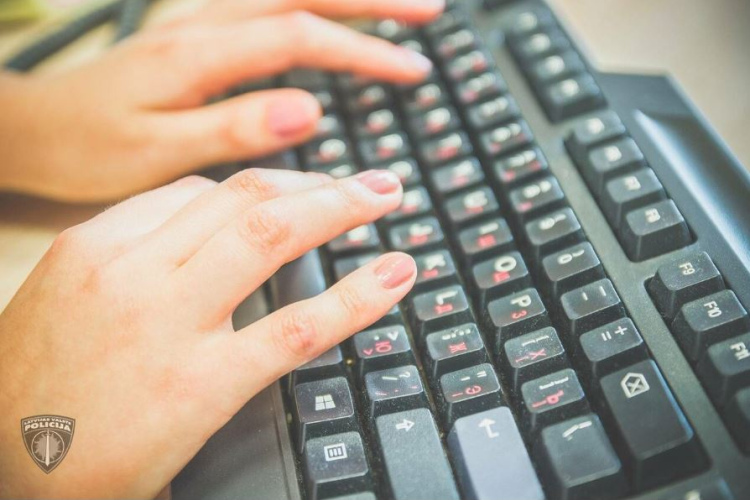 Valsts policija aicina būt piesardzīgiem, veicot darījumus internetā