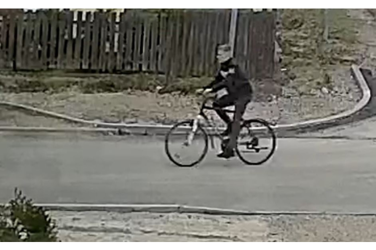 Valsts policija aizdomās par velosipēda zādzību Liepājā aicina atpazīt jaunieti
