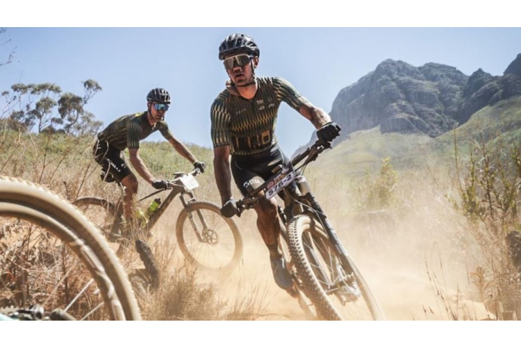 Muižnieks un Purniņš ar iespaidīgu pārsvaru uzvar “Cape Epic” 1. posmā