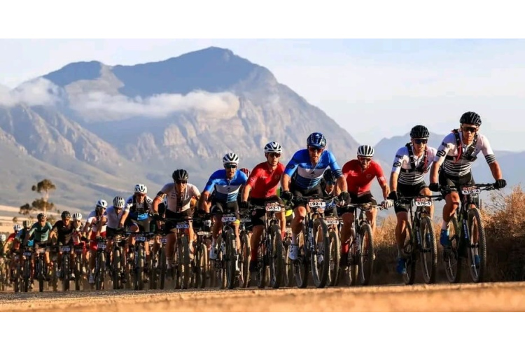 Kovgere un Pūcīte svin pirmo uzvaru “Cape Epic”; triumfē arī vīri