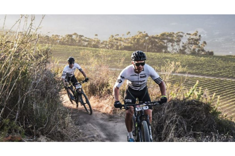 “Cape Epic” priekšpēdējā posmā mainās laika apstākļi; latvieši joprojām topā