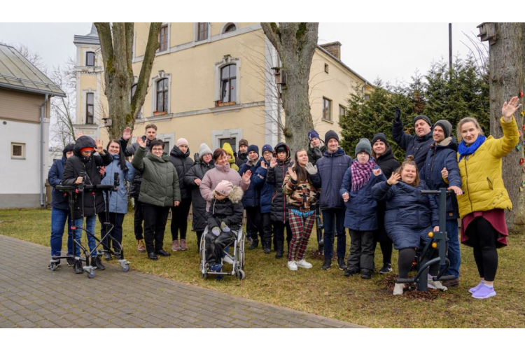 “Narvesen” franšīzes ņēmēja no Ventspils iegūto naudas balvu ziedo atbalsta centram “Cimdiņš” āra trenažieru iegādei