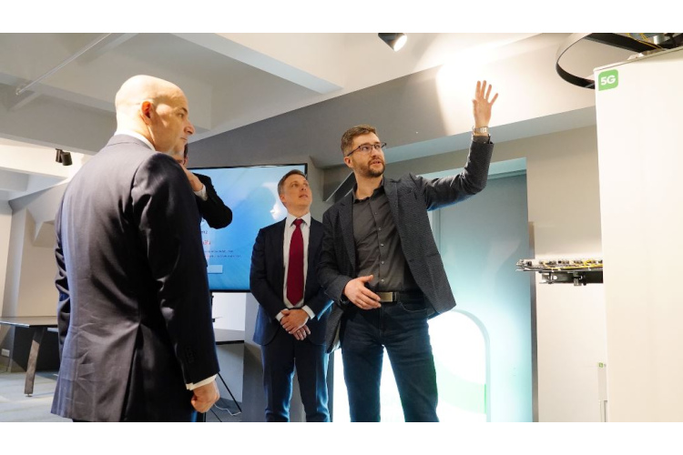 FOTO: “Bite Latvija” un ASV vēstnieks Latvijā pārrunā 5G attīstību un šķēršļus ārvalstu investoru ieguldījumiem