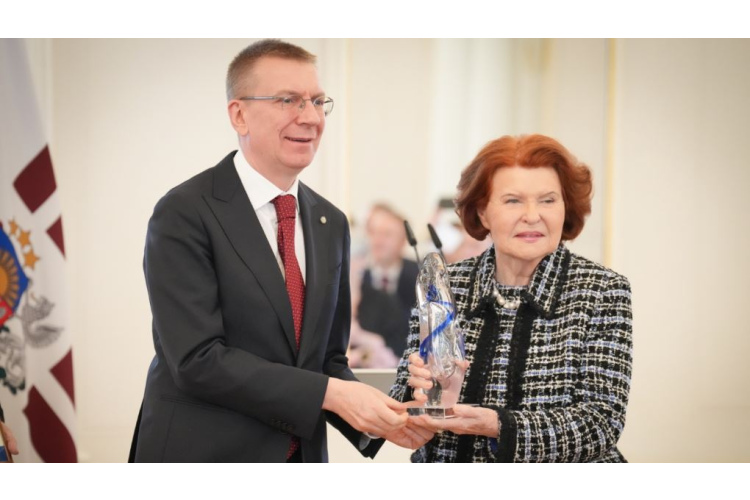 Vaira Vīķe-Freiberga saņem Latvijas Transatlantiskās organizācijas balvu par ieguldījumu Latvijas dalībai NATO