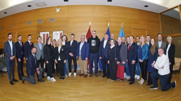 Rīgas domē viesojas pasaules sieviešu čempionāta hokejā organizatori