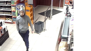 Aizdomās par svešu finanšu līdzekļu nelikumīgu izmantošanu policija meklē attēlos redzamo vīrieti