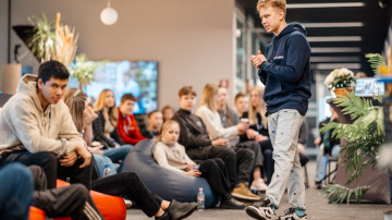 Strauji augusi skolēnu interese par mazumtirdzniecību