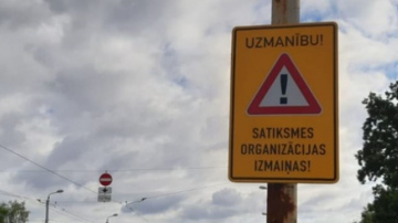 Torņakalnā daļēji atjauno satiksmi viaduktā pār dzelzceļu Altonavas ielā