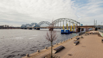 Uzsākta pirmā Rail Baltica tilta balsta izbūve Daugavā