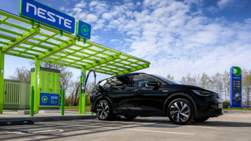 Neste atklāj pirmo atjaunojamās elektrības uzlādes staciju Neste My Renewable Charge