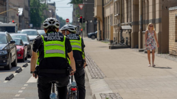 Rīgā pašvaldības policijā turpinās darbinieku apstākļu uzlabošana un atalgojuma celšana