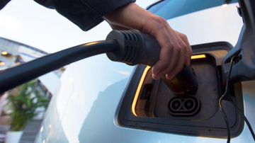 Elektroauto un hibrīdauto izmantošana uzņem apgriezienus