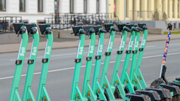 Vecrīgā iezīmētas 26 jaunas mikromobilitātes rīku novietošanas zonas