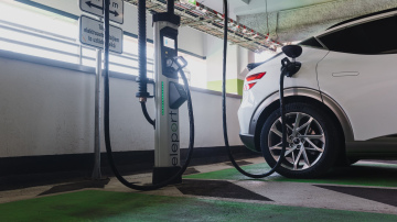 Pieci nerakstīti likumi ikvienam elektroauto vadītājam.