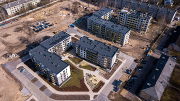 Aptauja: 40% respondentu uzskata, ka jāsekmē saules paneļu uzstādīšana daudzdzīvokļu namos