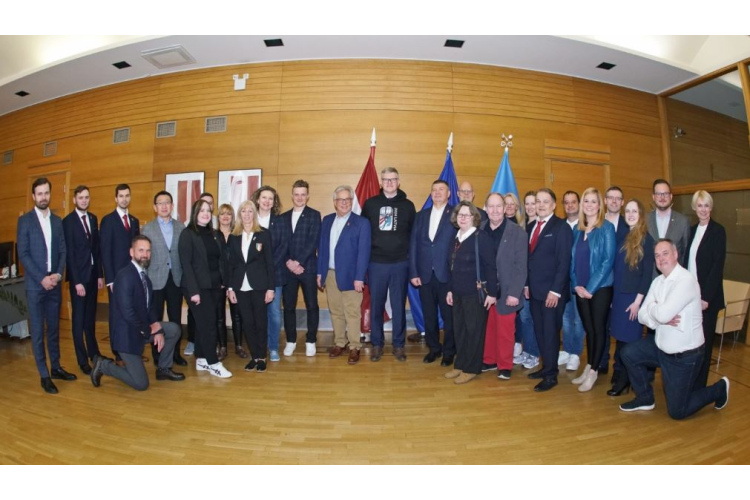 Rīgas domē viesojas pasaules sieviešu čempionāta hokejā organizatori