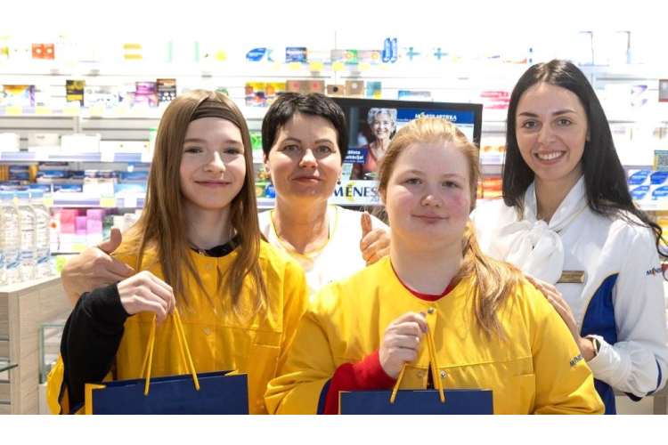 Skolēni iepazīst farmaceita darbu “Mēness aptiekās” visā Latvijā