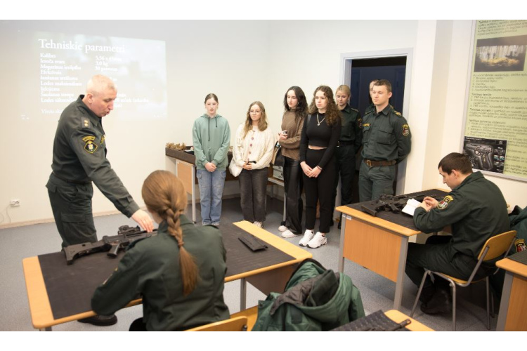 Jaunieši ielūkojās Valsts robežsardzes koledžas dzīvē