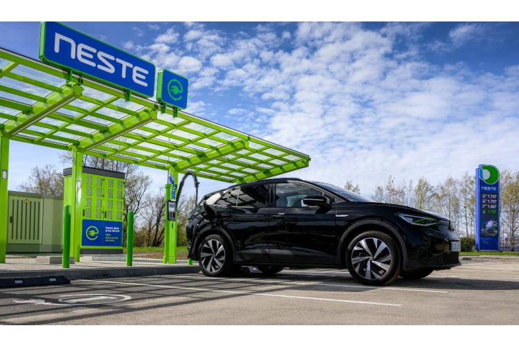 Neste atklāj pirmo atjaunojamās elektrības uzlādes staciju Neste My Renewable Charge