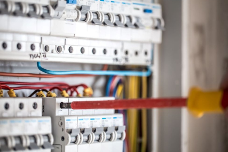 Elektroenerģijas cenu prognozes: kādi ir gaidāmie izmaiņu virzieni un ietekme uz patērētāja izdevumiem