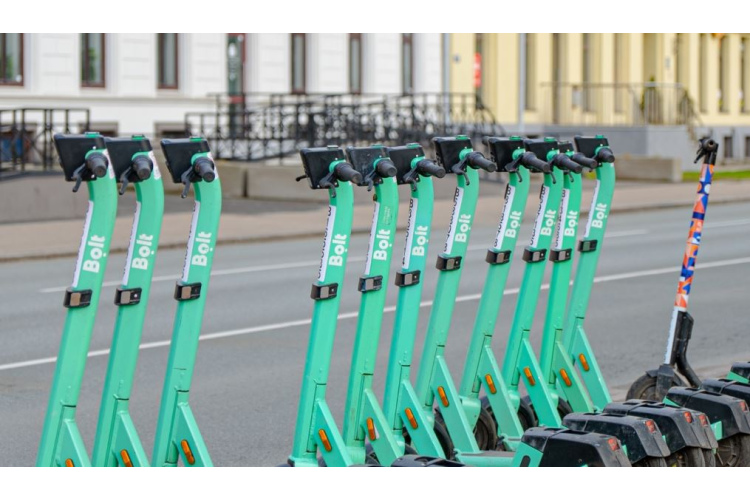 Vecrīgā iezīmētas 26 jaunas mikromobilitātes rīku novietošanas zonas