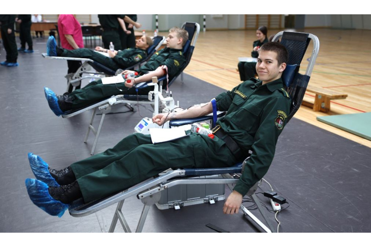 Valsts robežsardzes koledžas personāls ziedoja asinis