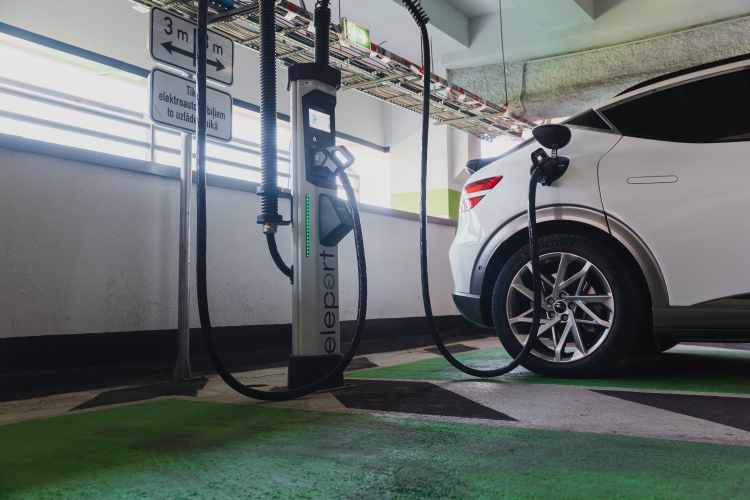 Pieci nerakstīti likumi ikvienam elektroauto vadītājam.