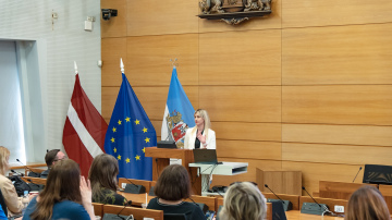 Lai dalītos pieredzē izglītības jomā, Rīgas domē viesojas Reikjavikas delegācija