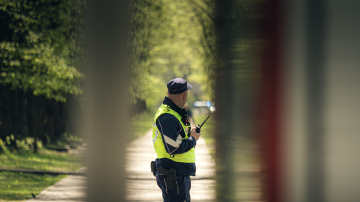 Policija notver vīrieti pie nojauktā “Aļošas” pieminekļa, kurš kara slavinošos nolūkos uzstājīgi pie tā nesis neļķes