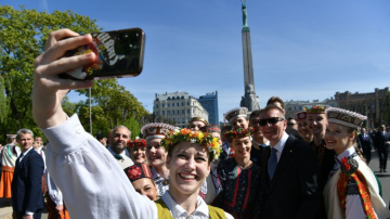 Svinīgā ziedu nolikšanas ceremonija pie Brīvības pieminekļa Latvijas Republikas Neatkarības atjaunošanas 34. gadadienā