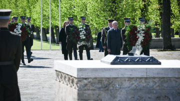 8. maijā Valsts prezidents Edgars Rinkēvičs piedalījās svinīgajā ziedu un vainagu nolikšanas ceremonijā Rīgas Brāļu ....