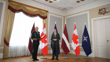 Valsts prezidents pasniedz Viestura ordeni Kanādas bruņoto spēku komandierim ģenerālim Veinam Eiram