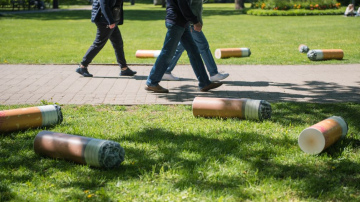 Tikai piektdaļai Latvijas smēķētāju rūp, kur nonāk izsmēķi