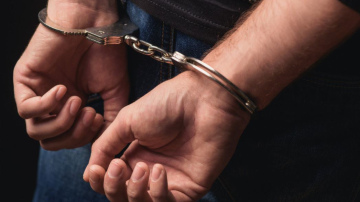 Policija aiztur trīs vīriešus par bērnu seksuālu izmantošanu tiešsaistē; šobrīd noskaidroti 15 potenciālie cietušie
