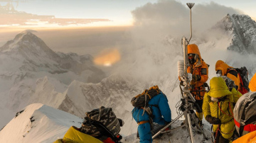 Uzkāpt Everestā un palikt tur uz visiem laikiem: rekordi un nāves pasaulē augstākajā kalnā
