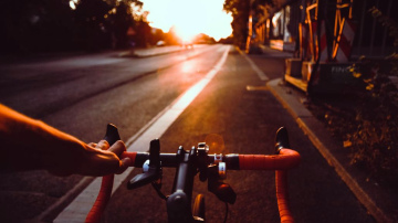 Vīrieši vasarā biežāk izvēlas pārvietoties ar velosipēdu, skrejriteni vai motociklu, nekā sievietes