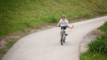 Vismaz 50% skolēnu nepārzina velo drošības noteikumus; traumu skaits pieaug