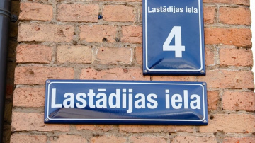 Jaunās ielu nosaukumu zīmes izsniegtas 73% adrešu; vicemērs Ratnieks atgādina par pienākumu zīmes nomainīt