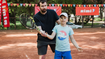 Latvijas Tenisa savienība kopā ar Rimi nodrošinās iespēju 160 bērniem vasarā bez maksas Rīgā trenēties tenisā