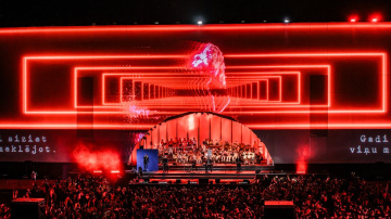 Mežaparkā top līdz šim iespaidīgākā skatuve Latvijas koncertu vēsturē