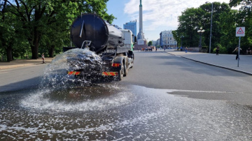 Lai mazinātu karstuma ietekmi, Rīgā sākta ielu laistīšana