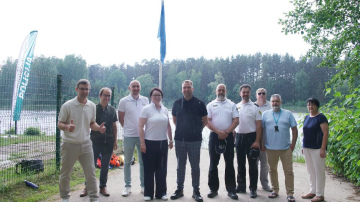 Pie Bābelītes ezera peldvietas pacelts Zilais karogs