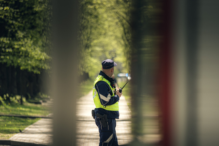 Policija notver vīrieti pie nojauktā “Aļošas” pieminekļa, kurš kara slavinošos nolūkos uzstājīgi pie tā nesis neļķes