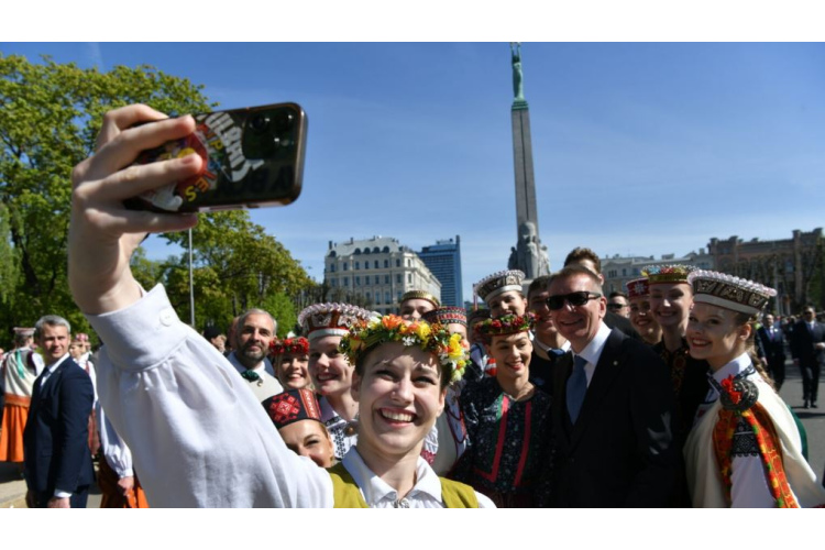 Svinīgā ziedu nolikšanas ceremonija pie Brīvības pieminekļa Latvijas Republikas Neatkarības atjaunošanas 34. gadadienā