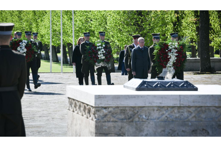 8. maijā Valsts prezidents Edgars Rinkēvičs piedalījās svinīgajā ziedu un vainagu nolikšanas ceremonijā Rīgas Brāļu ....