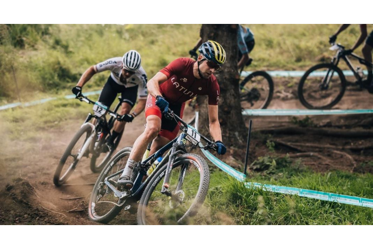 Trīs Latvijas sportisti un komisārs uzsākuši dalību Eiropas čempionātā MTB