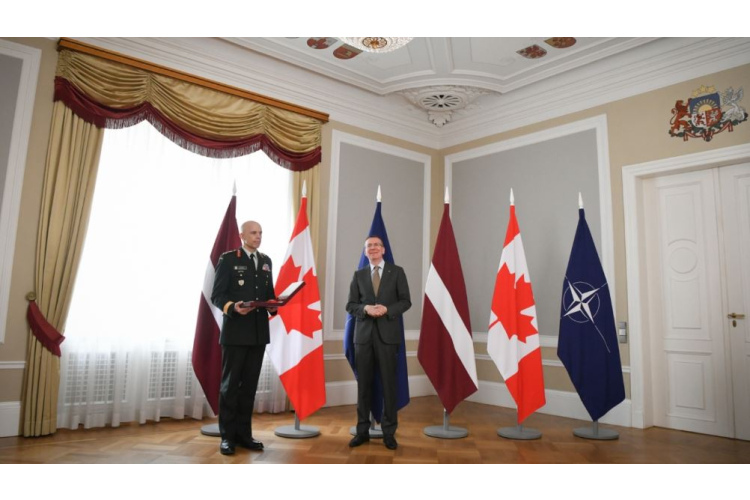 Valsts prezidents pasniedz Viestura ordeni Kanādas bruņoto spēku komandierim ģenerālim Veinam Eiram